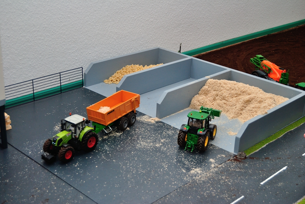 Spielen mit dem Bauernhof - Verladen mit den Siku Control 32 Traktoren