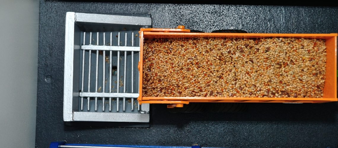 Siku Control 32 Bauernhof Schuettung fuer Hochsilo